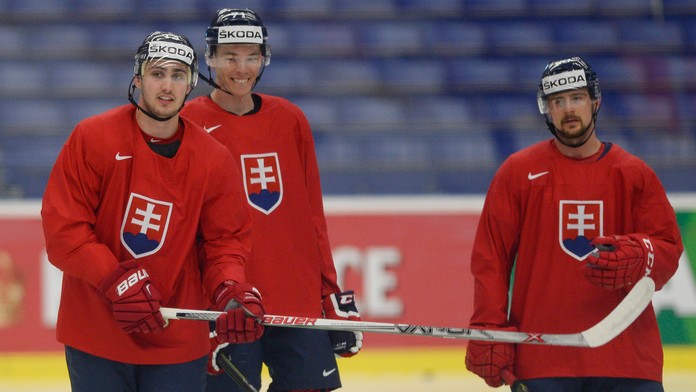 Tomáš Jurčo, Marek Ďaloga a Tomáš Tatar počas predpoludňajšieho rozkorčuľovania pred zápasom s Bieloruskom.