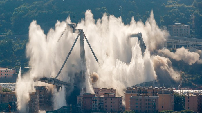 Výbuch zvyškov diaľničného mosta v Janove.