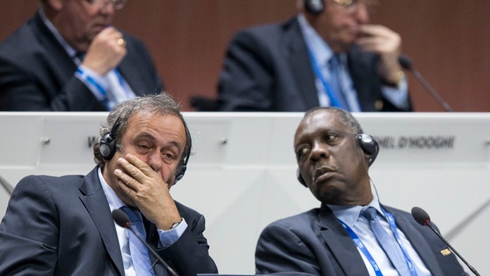 Michel Platini (vľavo) a prezident Africkej futbalovej konfederácie Issa Hayatou na archívnej snímke.