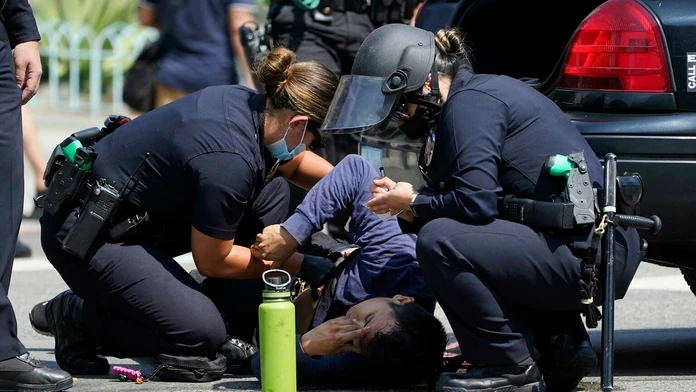 Muž dobodaný počas protestov v Los Angeles