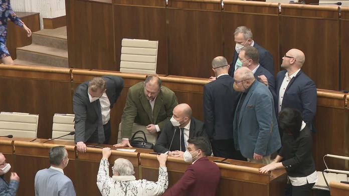 Koniec výtržnostiam v pléne: Koalícia chce, aby neposlušných poslancov krotila parlamentná stráž