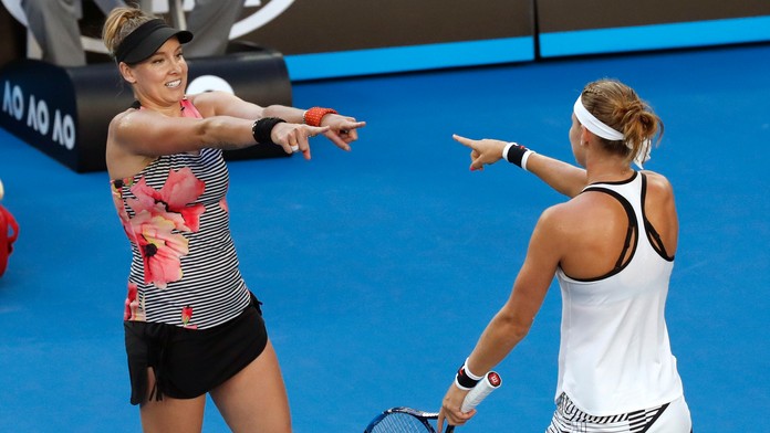 Radosť Američanky Bethanie Mattek-Sandsovej (vľavo) a Češky Lucie Šafářovej po triumfe v štvorhre žien na Australin Open.