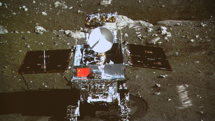 Čínske robotické vozidlo Jü-tchu na Mesiaci