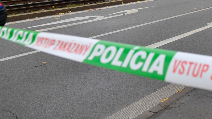 Vážna nehoda neďaleko Šale, polícia uzatvorila cestu