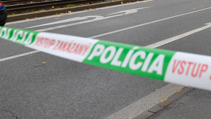 Mladý cyklista narazil pri jazde v Bratislave do stromu. Zraneniam na mieste podľahol