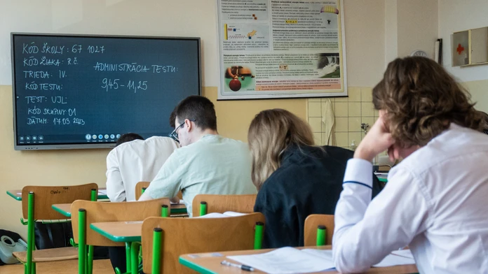 Na snímke priebeh maturít, študenti píšu test.