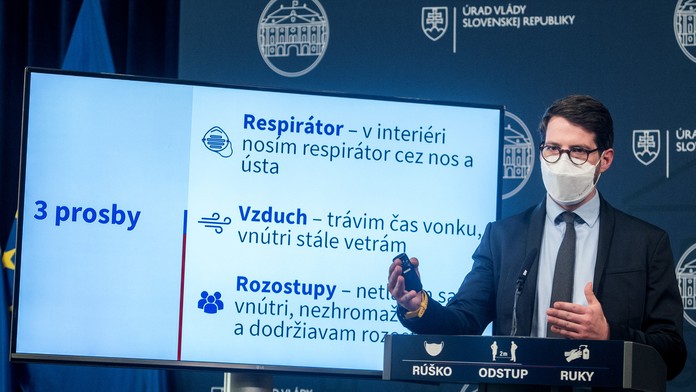Šéf Inštitútu zdravotníckych analýz Matej Mišík počas tlačovej konferencie porokovaní vlády.