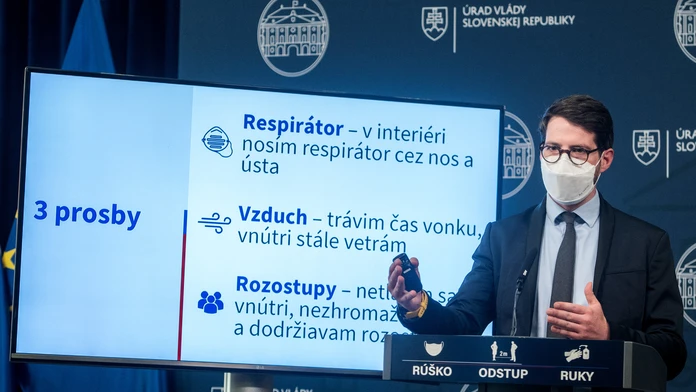 Šéf Inštitútu zdravotníckych analýz Matej Mišík počas tlačovej konferencie porokovaní vlády.