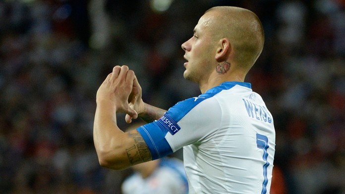 Zľava Marc Staal a Pavel Bučnevič z NY Rangers oslavujú gól proti Torontu.