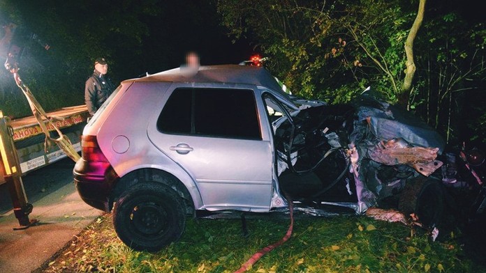 Auto plné mladých ľudí skončilo totálne na šrot. Zranená je celá posádka