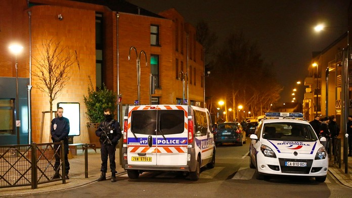 Policajná razia vo štvrti Argenteuil.