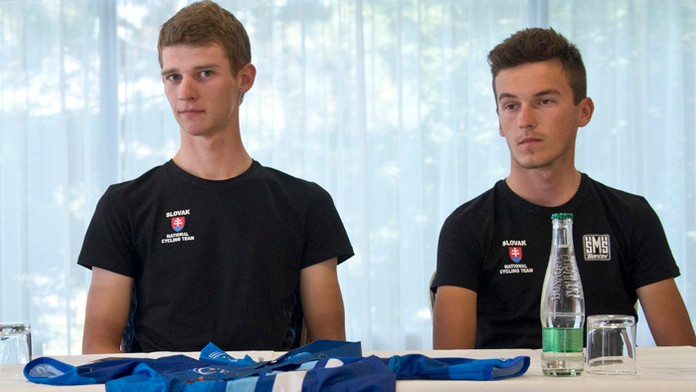Majster Európy v cestnej cyklistike v kategórii do 23 rokov Erik Baška (vľavo) a reprekolega Juraj Bellan.
