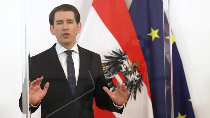 Rakúsky kancelár Sebastian Kurz počas tlačovej konferencie za plexisklovým krytom vo Viedni..jpg