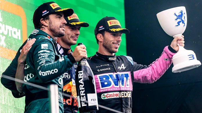 VEĽKÁ FOTOGALÉRIA: Verstappen potvrdil dominanciu a vyrovnal rekord. Pilotov v Holandsku trápilo počasie