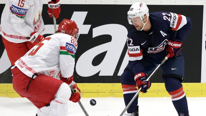 Bielorus Arťom Volkov v súboji s Američanom Trevorom Lewisom.