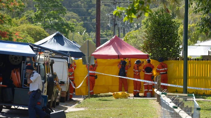 Záchranári dávajú pásku pred plot domu v austrálskom meste Cairns v štáte Queensland, kde polícia objavila osem mŕtvych detí a z