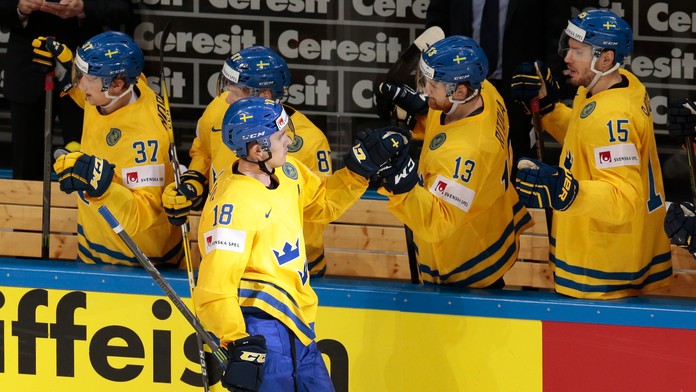 Mikael Backlund sa teší po svojom druhom góle do brány Dánska.