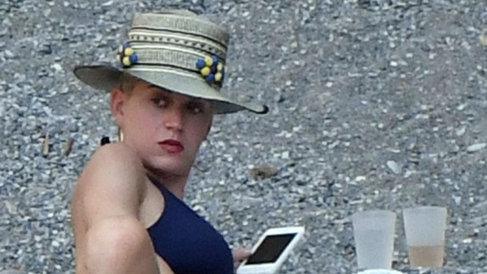 Uvoľnená Katy Perry na dovolenke. S rukou medzi nohami