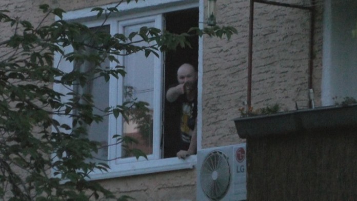 Chýba chodník.