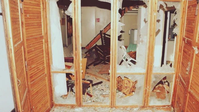 FOTO: Mestskú chatu v Novej Bani zničili vandali. Zdemolovali všetko, čo im stálo v ceste