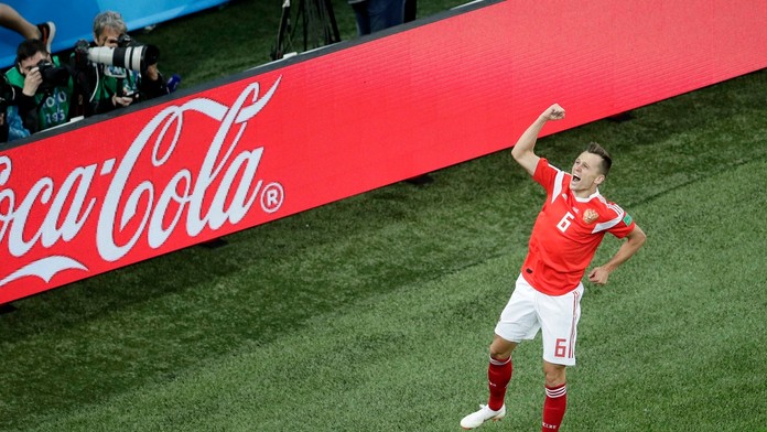 Na snímke hráč Ruska Denis Čeryšev oslavuje svoj gól