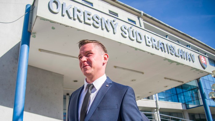 Filip Rybanič, asistent poslanca za SaS  Jozefa Rajtára, pred súdom.