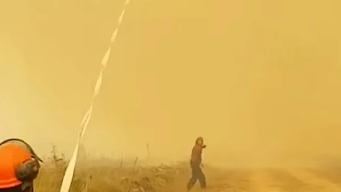 Hasiči zápasia s ohnivým tornádom.