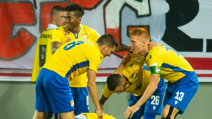 Na snímke vľavo hráč Trnavy Lucas Lovat a hráč Radniku Seid Zukič..jpg