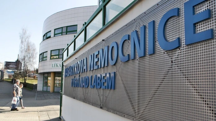 Zdravotník testuje vzorku odobratú pacientovi podozrivému z infekcie novým koronavírusom v nemocnici v Teheráne.