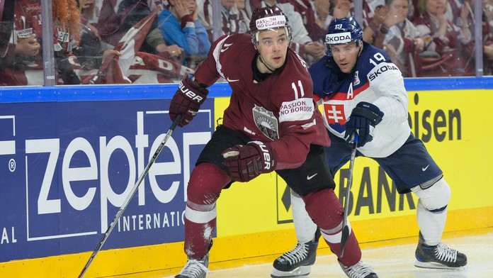 Michel Miklík (vpravo) stíha Lotyša Kristapsa Sotnieksa v dueli MS 2017.