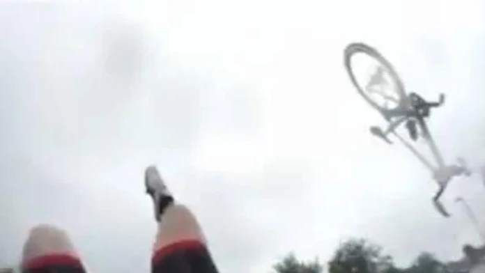 Cyklista po náraze automvyletel do vzduchu