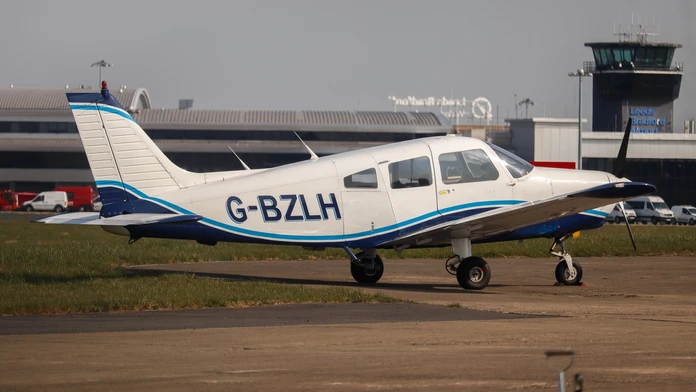 Letecký inštruktor náhle zomrel počas letu. Pilot si myslel, že smrť iba predstiera