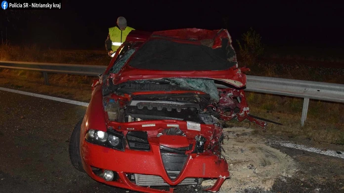Zdemolované auto po zrážke