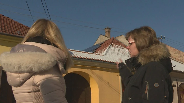 Reportérka magazínu Reflex Miroslava Ondrejčíková a vdova Jarmila Kissová.  