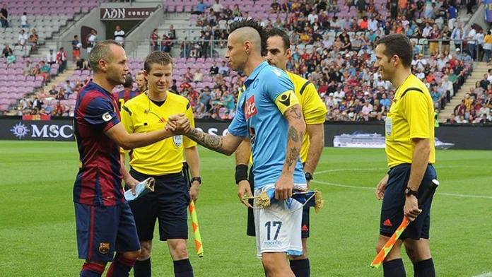 Kapitán SSC Neapol Maerk Hamšík pred zápasom s FC Barcelona s kapitánom Andrésom Iniestom