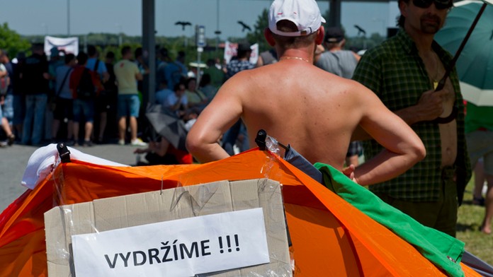 Pracovníci automobilky Volkswagen Slovakia vstúpili do ostrého štrajku.