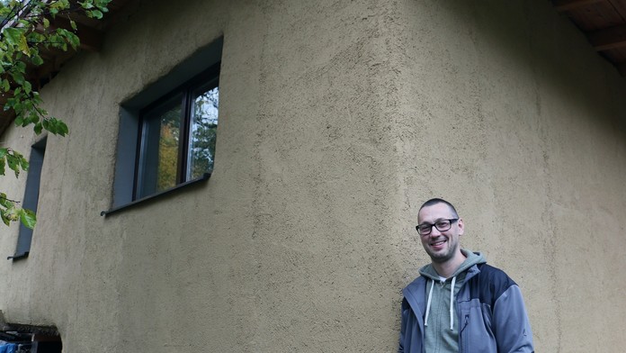 Na snímke staviteľ Ivan Hanko pred svojim novým domom