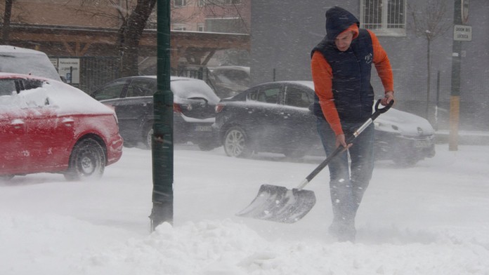 Krídelník LA Kings Marián Gáborík (vpredu) proti Lanceovi Boumovi z Chicaga v NHL.