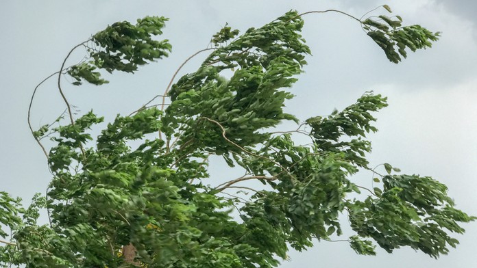 Cez Slovensko prejde studený front. Pripravte sa na vietor