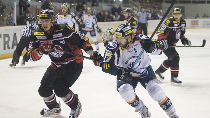 Útočník Košíc Jiří Bicek (vpravo) a obranca Banskej Bystrice Marek Biro.