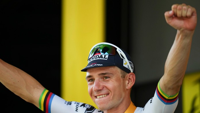 Belgičan Evenepoel sa stal víťazom individuálnej časovky a znížil stratu na priebežného lídra