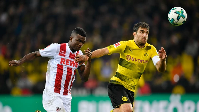 Sokratis (vpravo) a Jhon Cordoba Copete z 1. FC Kolín.