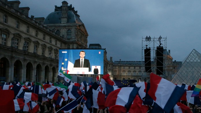 Oslavy víťazstva pred múzeom Louvre.