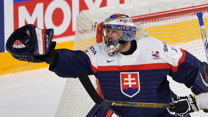 Brankár reprezentácie Július Hudáček chytá puk v dueli s Nemeckom na MS 2017.