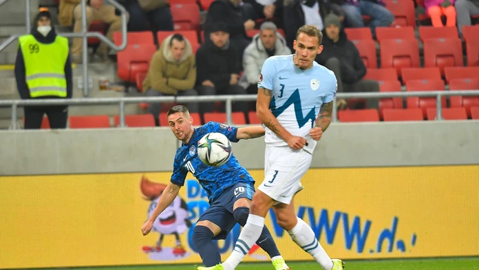 Zľava Róbert Mak a Slovinec Jure Balkovec bojujú o loptu v kvalifikácii MS 2022.
