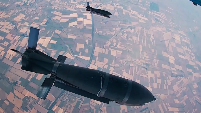 Na snímke z videa sú bomby FAB-500 zhodené ruským bombardérom Su-34 na neznámom mieste.