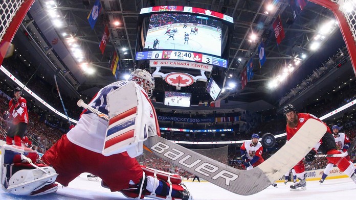 Kanaďan Joe Thornton prekonáva českého brankára Michal Neuvirtha.