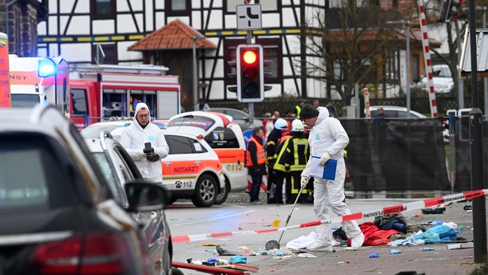 Na snímke policajti a záchranári na mieste incidentu 24. februára 2020.