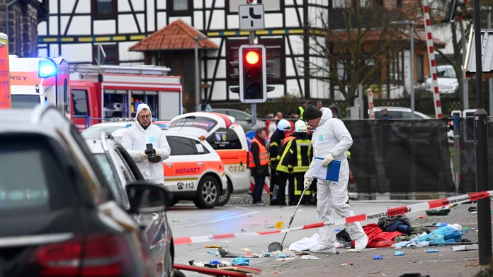 Na snímke policajti a záchranári na mieste incidentu 24. februára 2020.