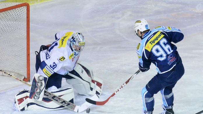 Lukáš Novák z Nitry a brankár Martina Jakub Čech v zápase 36. kola Tipsport extraligy